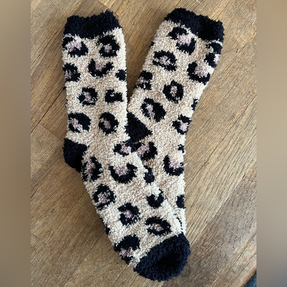 Cozy Leopard Print Fuzzy Socks - Beige & Black